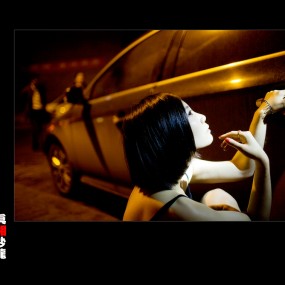 现场光效的夜景人像