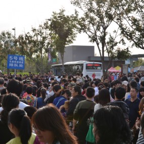 纪实作品; 日进30余万人遊世园--秩序井然