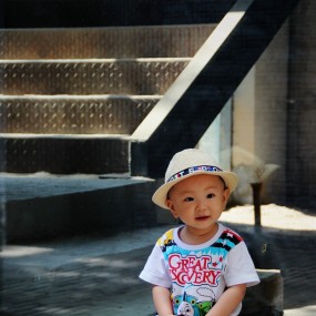 坐在砖台上的小男孩