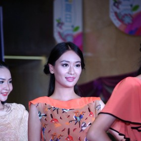 世界小姐大赛(灯光很讨厌，变色的闪，脸色不好）