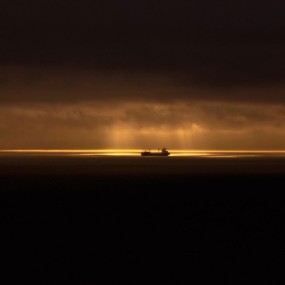 胡安德富卡海峡的船