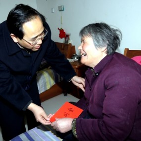 春节纪实摄影--春节把140套新棉衣、“零花钱红包”“小吃货包”送给五保户老人