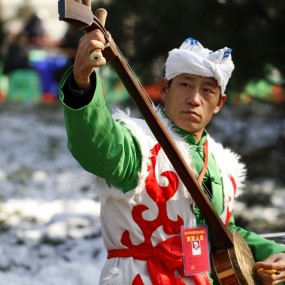 弹唱小曲的陕北汉子