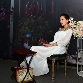 佳能摄影大篷车上的美女