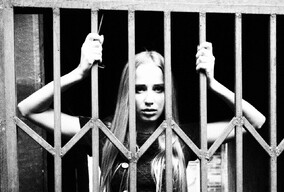 金发碧眼 丝袜美腿 の 禁锢