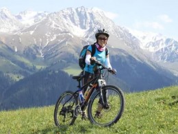 秋风落叶，恋上这片草原。