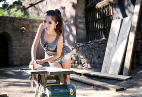 破旧的院落新鲜的女子