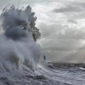 历时数年 摄影师拍摄海浪拍打灯塔惊险瞬间