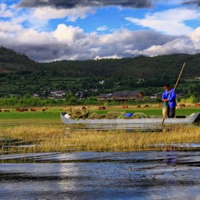 波光粼粼“拉市海”