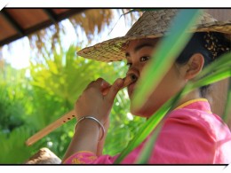 演奏鼻笛的黎族少女