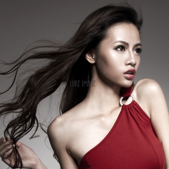 上图，一个肢体表现力很强的妹纸