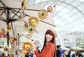 可爱的女孩与那小风车