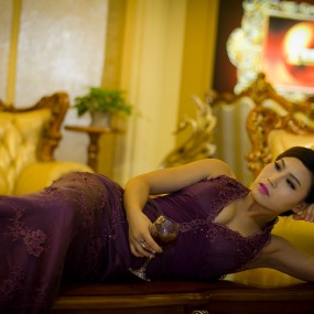 你见过模特在浴缸 玩一字马嘛