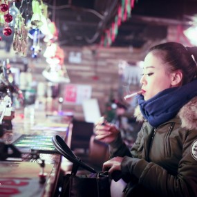 酒吧里的姑娘
