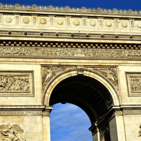 围着巴黎凯旋门转一圈