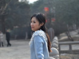 兴庆宫遗址前 美女