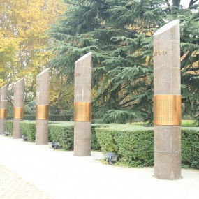 百年学府   百岁树人