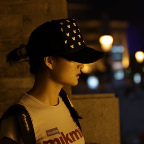 钟楼世纪金花广场上的酷女