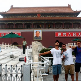 老外天安门前留影