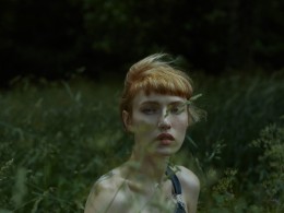 Marta Bevacqua 人像摄影作品【under the giant tree】