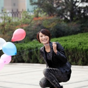 小来把好几个气球玩的就剩一个了！！！