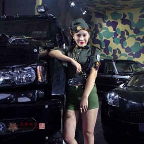 2014西安国庆车展---绿地比克的中外模特