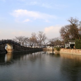 太湖佳绝处，冬日在鼋头。