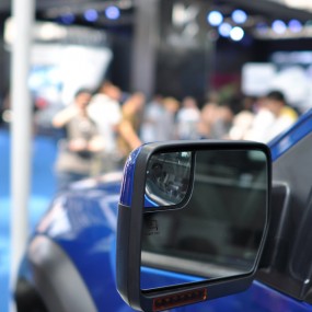 人看车，车看人