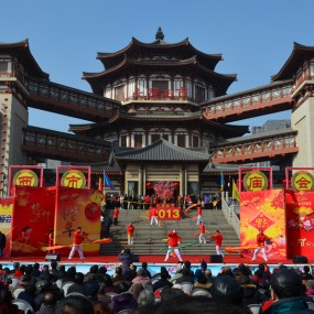 大唐西市庙会人潮如涌