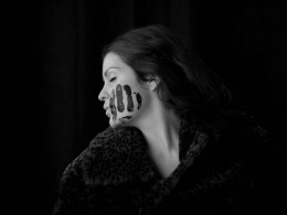 摄影师Maren Elize Klemp｜惊悚的黑白自画像