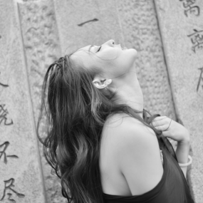 忆得双文衫子薄，钿头云映褪红酥