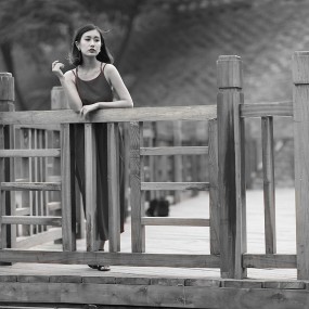 护城河边拍人像