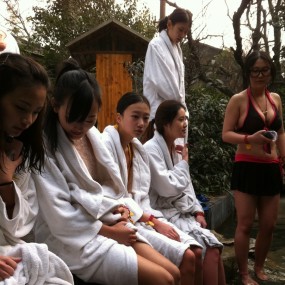 亲，论坛兔年最后一次活动，温泉比基尼喔