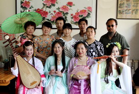 模特与中外游客合影 2-2