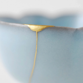 他用金子把碎片修复成艺术品，因太美，有人专门摔了瓷器，拿来给他修