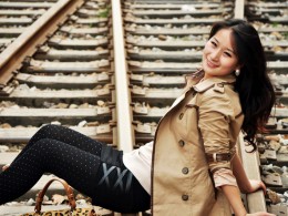 铁路线上的妹纸