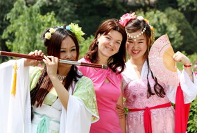 模特与中外游客合影 2--1