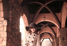 暖洋洋阳光下的长筒靴女孩