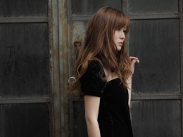 忧郁得黑丝女人