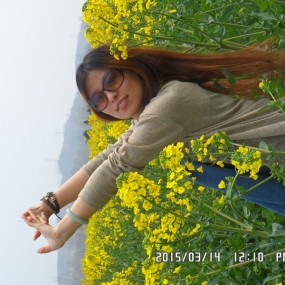 花海中的美丽艺术女