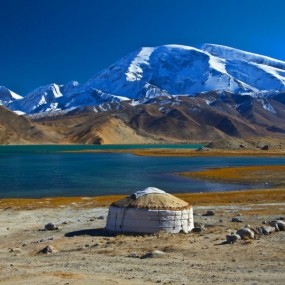 “冰山之父”慕士塔格和喀湖