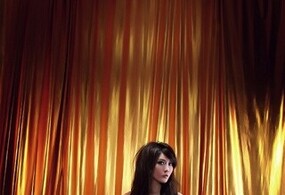 弱光 - 金色高跟鞋