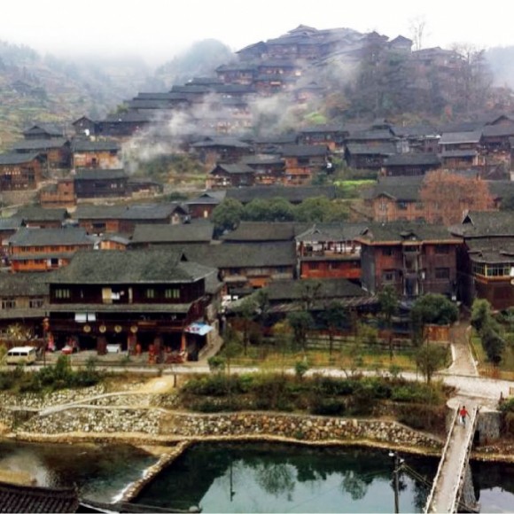 烟雾缭绕的山庄—曹国栋