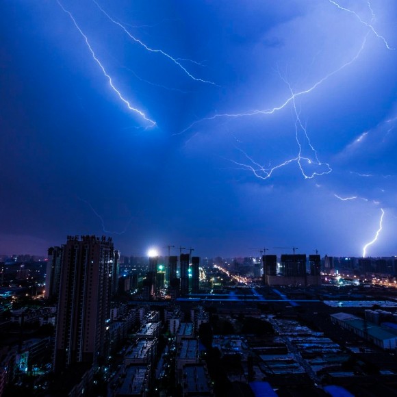 狂风暴雨雷鸣闪电