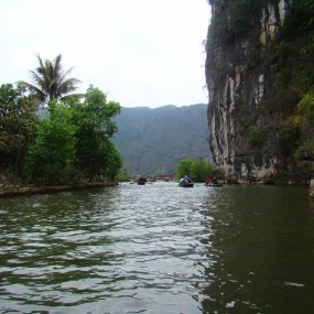 【坐船观山光水色】