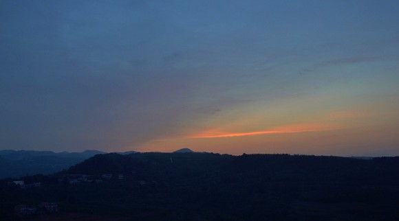 远山那一抹朝霞