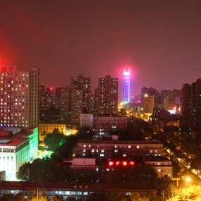 阳阳国际对面的夜晚城市