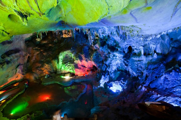 色彩斑斓的地下溶洞