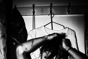 躲在更衣间里犯病