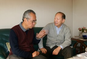 叙旧的两位老战友